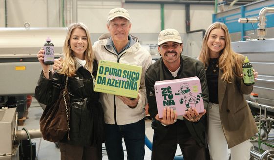 The Alabart family with Lucas Pires, founder of ZéTona, at the Reus plant